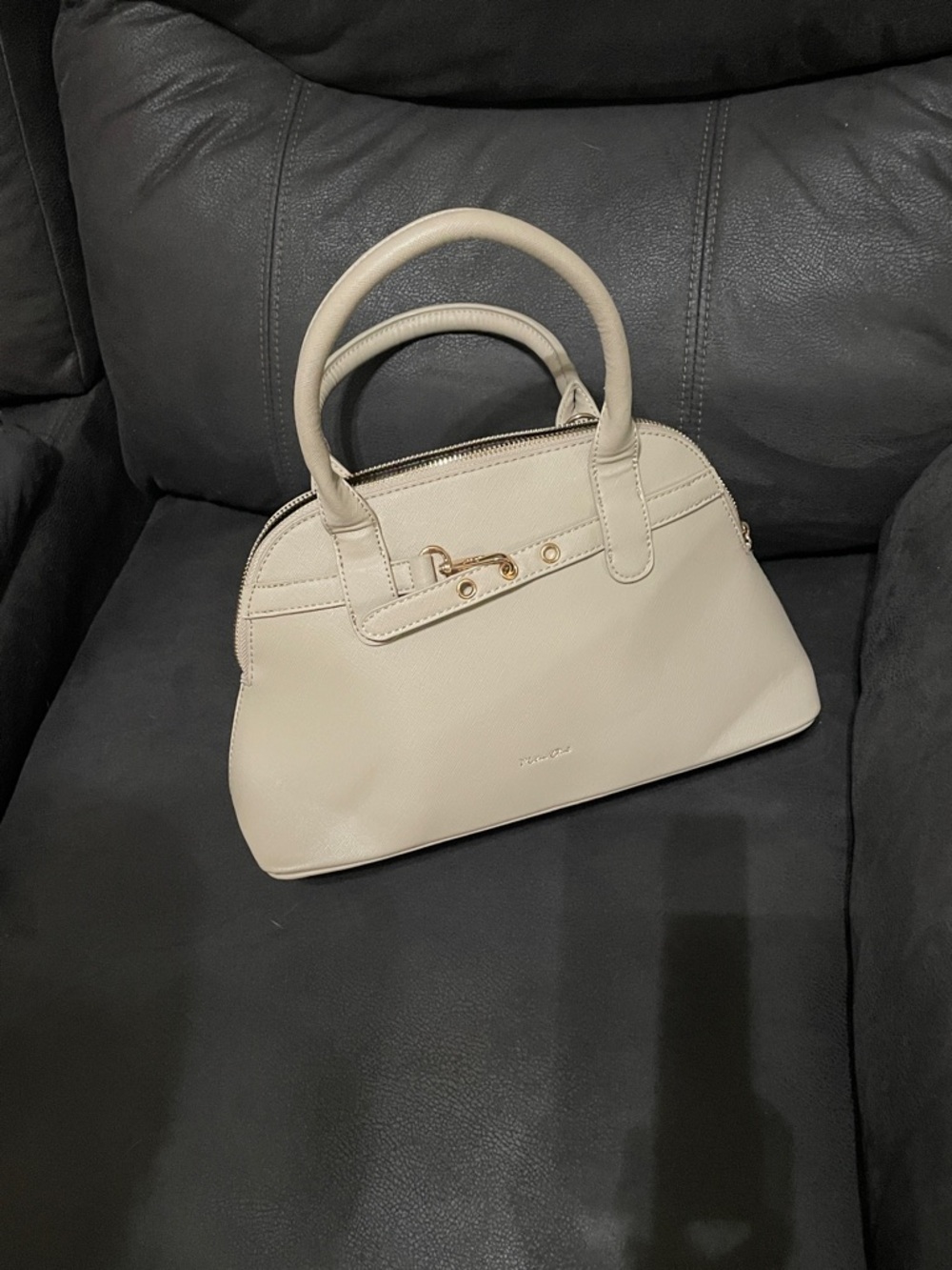 Minimalist Cream Satchel Gold Hardware
11x9”
Perfect size for phone wallet
💜